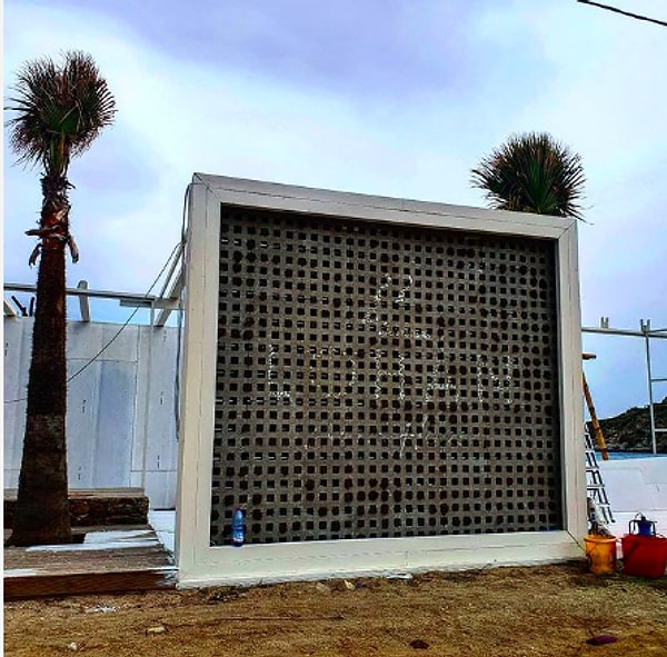 Затем Линдси открыла пляжный клуб на Миконосе... который позже был заброшен.