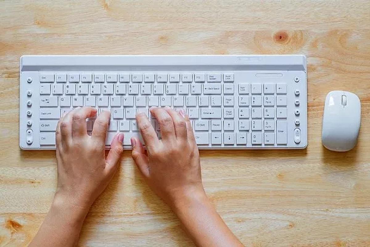 Человек набирает текст. Компьютерная клавиатура с руками. Руки на клавиатуре. Клавиатура с ладонь. Компьютерная клавиатура и детские руки.