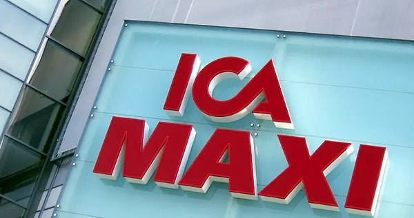 İsveç'te bulunan ICA Maxi mağazasının Ängelholm şubesinde akıllara durgunluk veren bir olay yaşandı. Reklam verilen televizyon ekranında yetişkin filmi yayınlanınca müşteriler şok oldu.