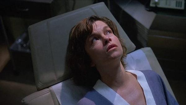 7. Cronenberg's Dead Ringers (1988) filminde Jeremy Irons bir hastasına jinekolojik muayene yaparken "iç güzelliği" ile alakalı bir espri yapıyor.