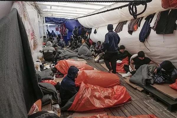 2. İtalya hükümetinin 230 mülteciyi taşıyan bir sivil toplum kuruluşunun gemisine 3 hafta boyunca sayısız talebe rağmen cevap vermemesi sonrasında Fransa, durumları kritik olan geminin karaya çıkmasına izin verdi. İtalya’nın bu tavrı nedeniyle açıklama yapan Fransa İçişleri Bakanı bu kararın ‘ağır sonuçları’ olacağını söyledi.