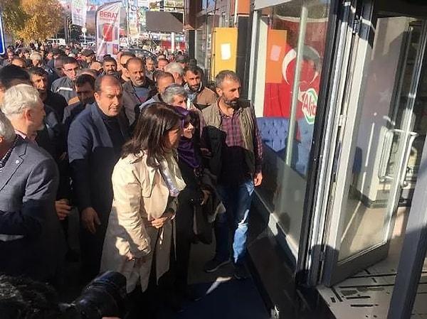 9. HDP Eş Genel Başkanı Pervin Buldan, Ardahan'da gerçekleştirdiği esnaf ziyaretleri sonrasında halka seslendi. 6'lı masadan İyi Parti Genel Başkanı Meral Akşener’i hedef alan Buldan “Nefret tohumları saçmaktan geri durmayan bir kadın başkan var. Bu 6'lı masadaki kadın başkanın, son grup toplantısında yaptığı açıklamalar, bir kez daha Kürt düşmanlığını ortaya koyduğunu bizlere açık açık göstermiştir” dedi.