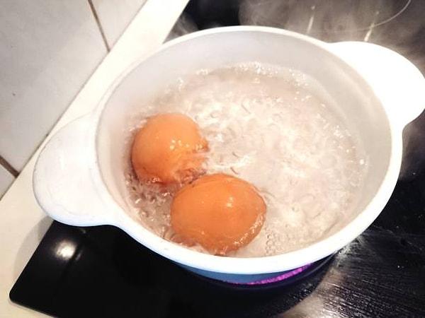 Yumurta haşlanırken kabuğu neden kırılır?