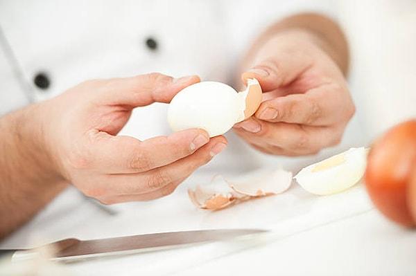 Haşlanmış yumurta neden kolay soyulmaz?