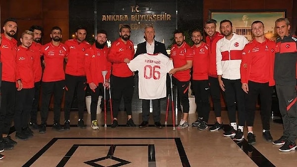 12 futbolcu ve 3 teknik adam Mansur Yavaş'ı ziyaret etti