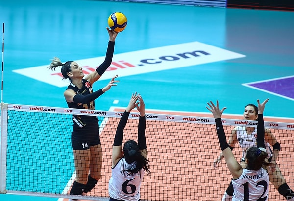 Sultanlar Ligi'nin 3. haftasında VakıfBank, deplasmanda 19-25, 11-25, 15-25'lik setlerle İlbank'ı 3-0 mağlup etti.