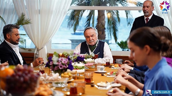 Seyhan, dayanamıyor ve Suna'ya Ferit'i öpmesi ile ilgili hesap soruyor. Kazım, Seyran ile Suna'nın konuşmalarını duyuyor.