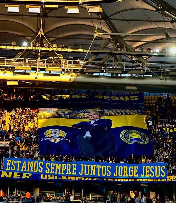Fenerbahçe'nin Giresunspor'u ağırladığı karşılaşmada tribünlerde "Estamos Sempre Juntos Jorge Jesus" (Her zaman Jorge Jesus ile birlikteyiz) pankartı açıldı.