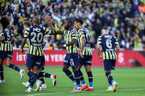 Giresunspor'un etkili geldiği atağın ardından topla driblinge başlayan Ferdi Kadıoğlu mükemmel bir şekilde ceza sahasına taşıdı ve yapılan müdehalenin ardından hakem Arda Kardeşler penaltı noktasını gösterdi.