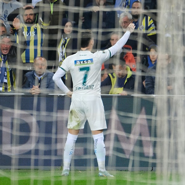 İkinci yarının tamamını 10 kişi oynayan Fenerbahçe 71. dakikada Serdar Aziz'in ceza sahasında sektirdiği topta kalesinde golü gördü. Golü atan isim Borja Sainz olurken skor 1-1'e geldi.