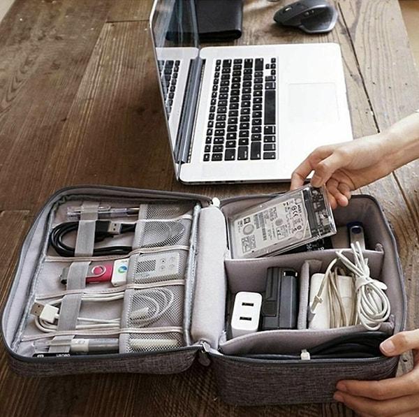 7. Seyahatlerinizde şarj ve bağlantı kablolarınızı birbirine karışmadan düzenli bir şekilde taşımak istiyorsanız bu çantayı edinmelisiniz.