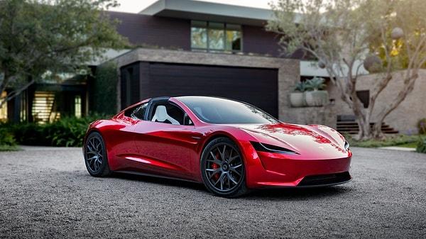 2022 modeli ile tekrar yollarda olmaya hazırlanan Tesla Roadster'ın yakında satışa çıkacağı belirtiliyor. Otomobilin fiyatı ise oldukça iddialı; 200 bin dolar.