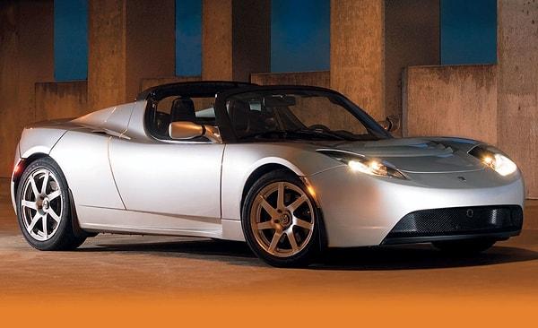 İlk kez 2008 yılında satışa sunulan Tesla Roadster'dan  2012 yılına kadar 2450 adet üretildi. O zamanlar otomobilin fiyatı 98 bin dolar seviyelerindeydi.