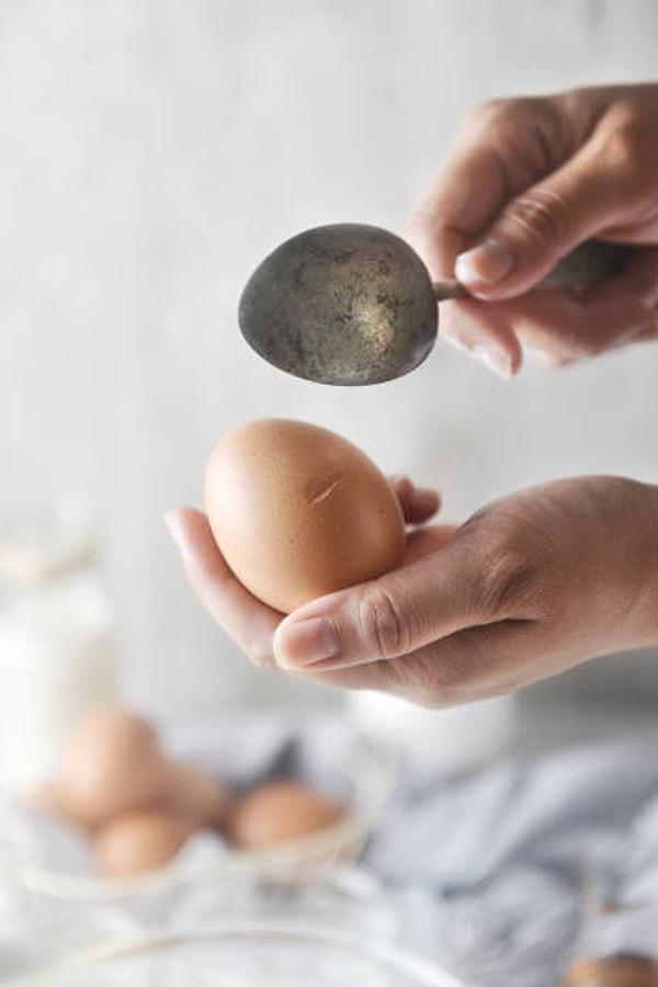Kaşık yardımıyla yumurta kabuğunu da kolaylıkla soyabilirsiniz.