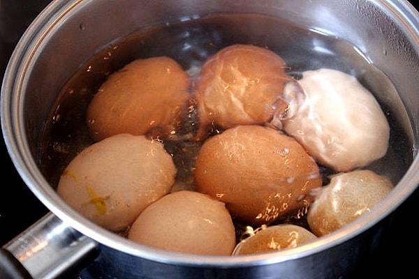 Yumurta haşlarken suyun içerisine tuz ekleyin.