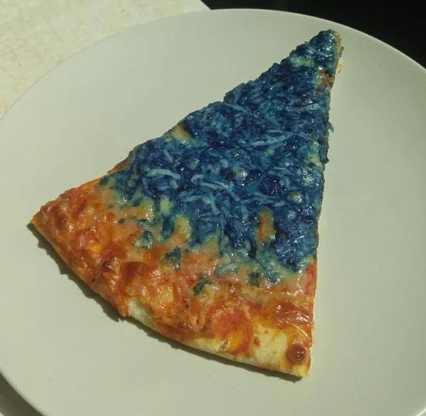 Flörtü mavi peynirli pizzayı (blue cheese) çok severim demiş. O da bunun bir peynir çeşidi olduğunu anlamayıp peyniri maviye boyamış...