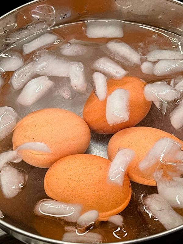 Haşlanmış yumurtayı buzlu su içerisinde tutun.