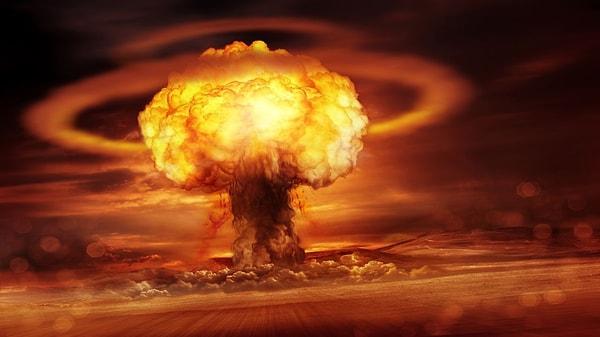Atomun bilim insanlarının masum bilimsel incelemelerinden çıkıp savaşlara, atom bombalarına evrildiği kirli dönemlerdi