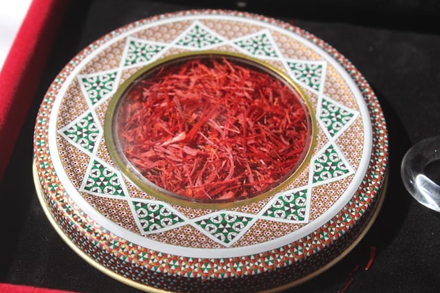 Business Insider'ın yaptığı bir araştırmaya göre, sadece 0.45 kilogram safran elde etmek için 170.000'e kadar çiçek gerektiği tahmin ediliyor.