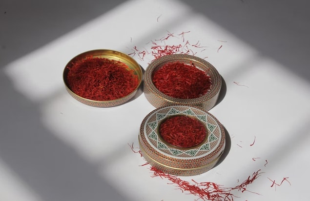 Elde edilen tepecikler kurtulur ve gıdaları tatlandırmak ve renklendirmek için kullanılır. Egzotik bir aromaya ve acı bir tada sahiptir.
