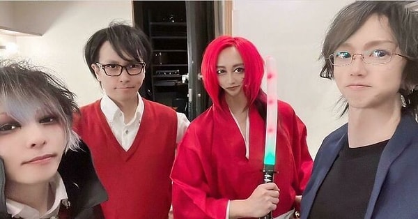 4. Нашел это на странице японского музыканта. Надеюсь с красноволосым чуваком все в порядке...