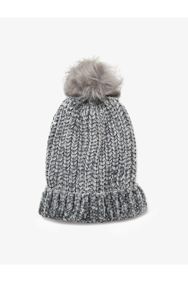9. Bir şapkam olsun, kışın her kombinimle uyumlu olsun diyenlere