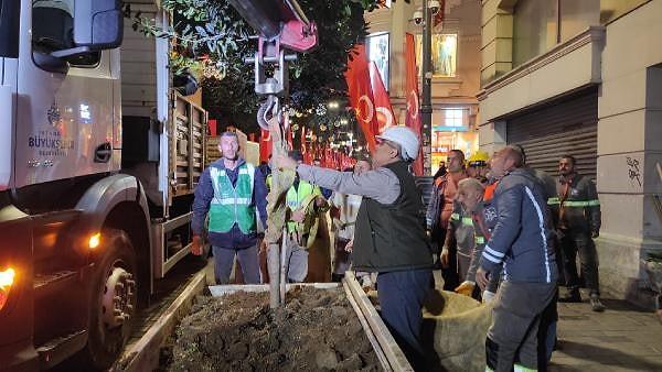 İstanbul Büyükşehir Belediyesi ekipleri beton saksıları söküyor