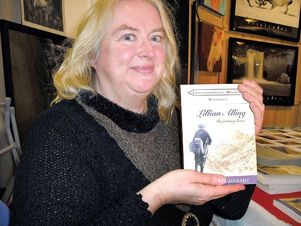 Susan Smith Josephy'nin "Lillian Alling: The Journey Home" adlı kitabında, Amerika'yı geçmek, yürüyerek neredeyse iki yıl sürse bile, yolculuğun en kolay kısmı olduğu belirtiliyor.
