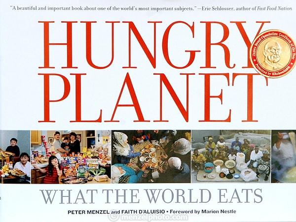 2005 yılında dünyada farklı ülkelerin haftalık gıda alışveriş tutarlarını araştıran Peter Menzel isimli fotoğraf sanatçısı, "Aç Gezegen: Dünya Ne Yiyor?" isimli kitabında bunları yayımladı.