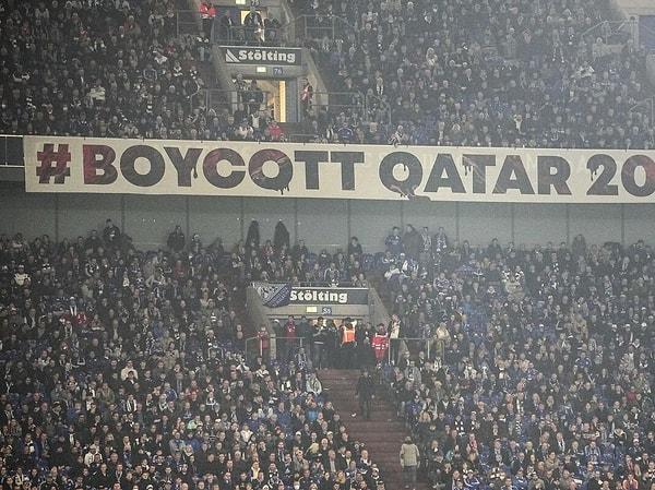 Dünya futbolunda Katar 2022 için boykot çağrıları uzun süre devam etti. Birçok ülkenin vatandaşı da Katar'daki yaptırımlar nedeniyle bu turnuvayı boykot ediyor ve Doha'ya gelmiyor.
