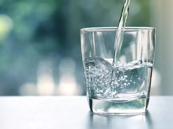 1. Cildinize iyi bakmanın ilk adımı bol bol su içmek.