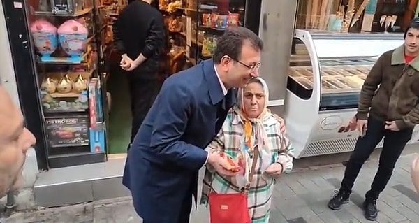 Ekrem İmamoğlu önce turistler ile İngilizce konuşup 'Teröre karşı birlik' mesahı verdi, ardından ise eli kınalı teyze ile samimi bir şekilde fotoğraf çekildi.