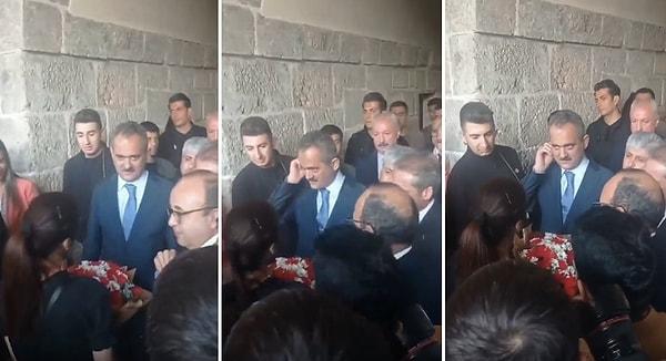 Bakan Özer atanamayan öğretmenin kendisine uzattığı çiçeği almamak için kulağını kaşıması ve yüz ifadeleri nedeniyle gündem oldu.