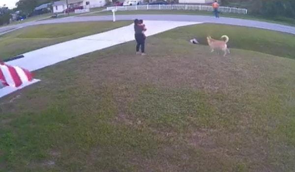 Yolun karşısından bir anda koşmaya başlayarak çocuğun üzerine gelen köpeğin korkutucu anları güvenlik kamerası tarafından anbean kaydedildi.