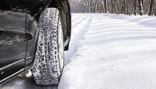 Soğuk havalarla birlikte gelen kar, sürücüleri ve araç sahiplerini şimdiden düşündürmeye başladı. Karayolları Trafik Kanunu'na göre yılın belirli bir aralığında kış lastiği uygulaması zorunlu hale getirildi.