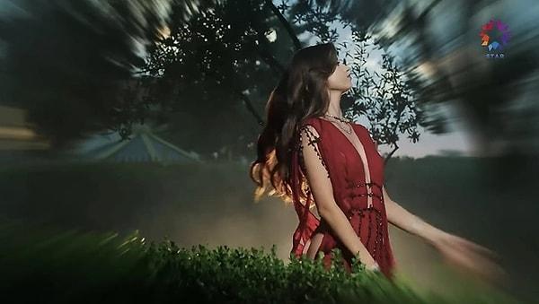 7. Afra Saraçoğlu ve Mert Ramazan Demir'in başrolü paylaştığı Star TV dizisi Yalı Çapkını'nın son bölümünde Afra Saraçoğlu'nun giydiği dekolteli kırmızı elbisenin fiyatı gündem oldu.