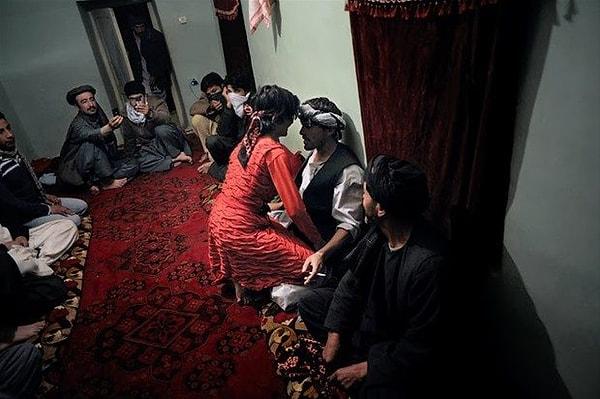 Bir Afgan 'geleneği' olan ve 'erkek oyunu' anlamına gelen Bacha Bazi, cinsel eğlence ve sömürü amacıyla erkek çocuklarının yaşlı erkeklerin önünde dans ettirildiği bir gelenek...