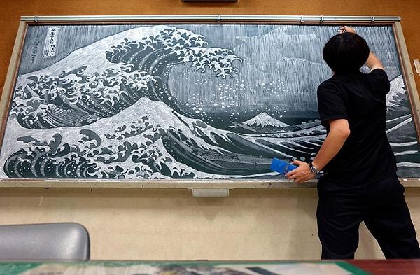 Hasamaki, yıllardır sanat dünyasının en sevilen eserlerini okuldaki kara tahtaya sadece tebeşir kullanarak çiziyor!