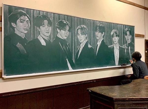 Bir öğrencisinin isteği üzerine K-Pop grubu BTS'in portrelerini bile çizmiş!