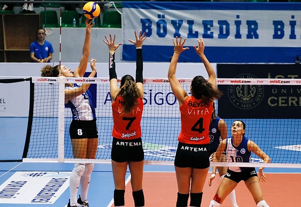 Eczacıbaşı, son maçında Sarıyer deplasmanına çıktı ve maçı set vermeden 3-0 kazandı.