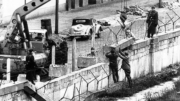 İşte her şey blokları ayıran Berlin Duvarı’nın yıkılmasıyla değişti.