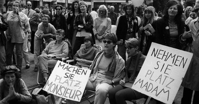 13. Le donne svizzere ottennero il diritto di voto nel 1971, quando gli Stati Uniti spostarono un veicolo sulla luna.