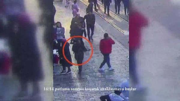 Dikkat çekmemek için zorla satılan gülü almış