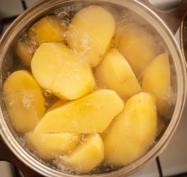 1. Wenn das Essen zu salzig ist, werfen Sie geschälte Kartoffeln in den Topf, um es auszugleichen.