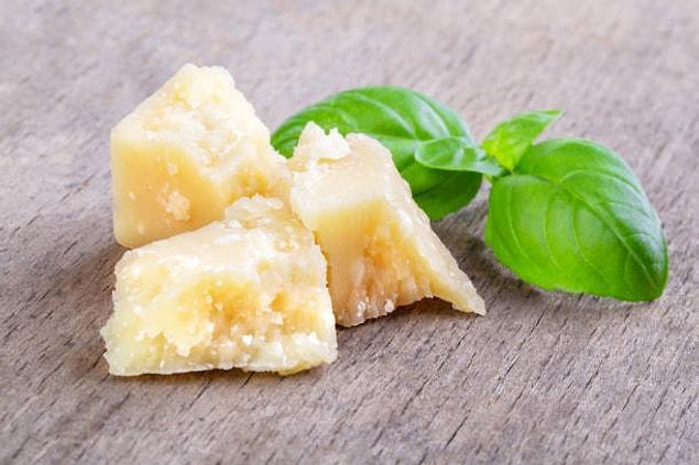 6. Bevorzugen Sie Parmesan statt Cheddar-Käse in Ihren cremigen Gerichten.