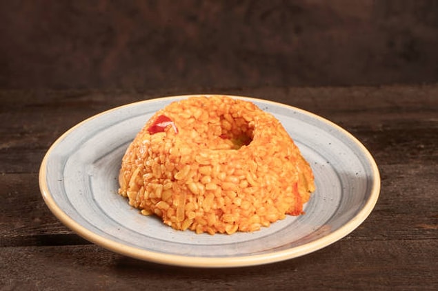 10. Fügen Sie dem Bulgur-Pilaw mit Tomaten einen Zuckerwürfel hinzu.