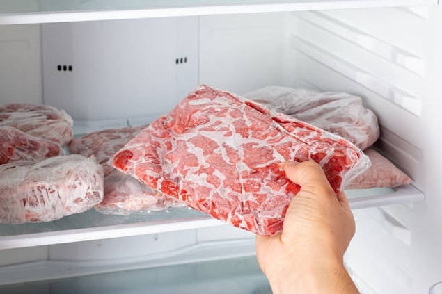 19. Geben Sie kaltes Wasser und viel Salz in eine Schüssel, um das Fleisch, das Sie aus dem Gefrierschrank genommen haben, schnell aufzutauen.