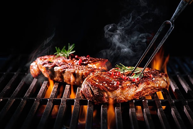 22. Wenn das Grillfleisch zäh ist, träufeln Sie Essig und Zitronensaft darüber.