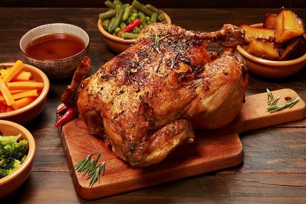 25. Fırında pişireceğiniz et, tavuk gibi yiyeceklerin kuruyup sertleşmemesi için fırının içine su koyun.