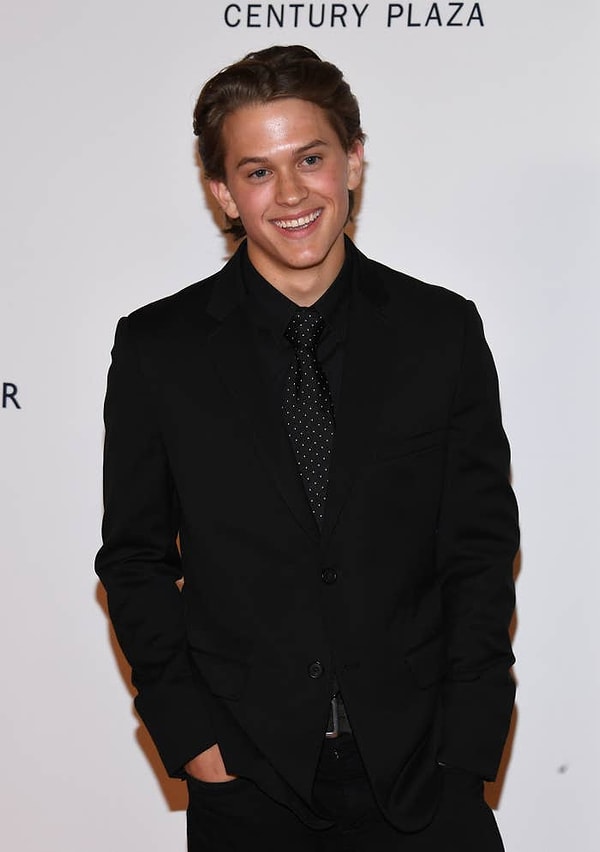 1.Это сын Риз Уизерспун и Райана Филиппа, Дикон.